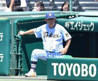 　５回、戦況を見守る東海大甲府・村中秀人監督（撮影・中田匡峻）