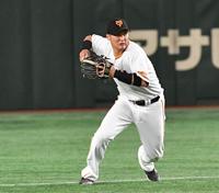 　４回、関根の二ゴロを処理する吉川（撮影・佐々木彰尚）