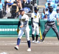 　９回、ノースアジア大明桜・篠崎拓真を見逃し三振に仕留めた八戸学院光星・洗平比呂（撮影・中田匡峻）