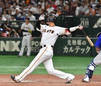 　８回、坂本は左中間に２ランを放つ（撮影・佐々木彰尚）