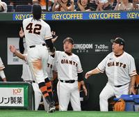 　５回、梶谷の中前打で二走・ブリンソンが生還。出迎える原監督（撮影・佐々木彰尚）