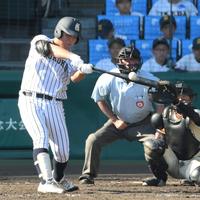 　９回、中前打を放つ九州国際大付・佐倉侠史朗（撮影・伊藤笙子）