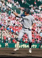 　９回、中前打を放つ九州国際大付・佐倉（撮影・石湯恒介）