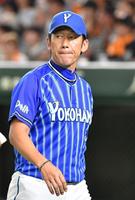 　８回表終了時、選手交代を告げた三浦監督（撮影・佐々木彰尚）