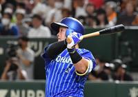 　７回、牧は左越えにソロを放つ（撮影・佐々木彰尚）