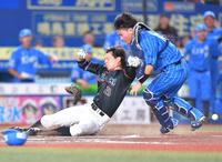 　９回、荻野の中犠飛で岡（左）が生還し、サヨナラ勝ちとなる（撮影・西岡正）