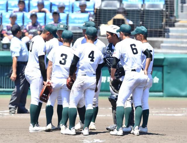 【写真】ええっ、伝令が2人も!?専大松戸の持丸監督が珍采配 “追い伝令”登場にナインは笑顔【23年・夏の甲子園】