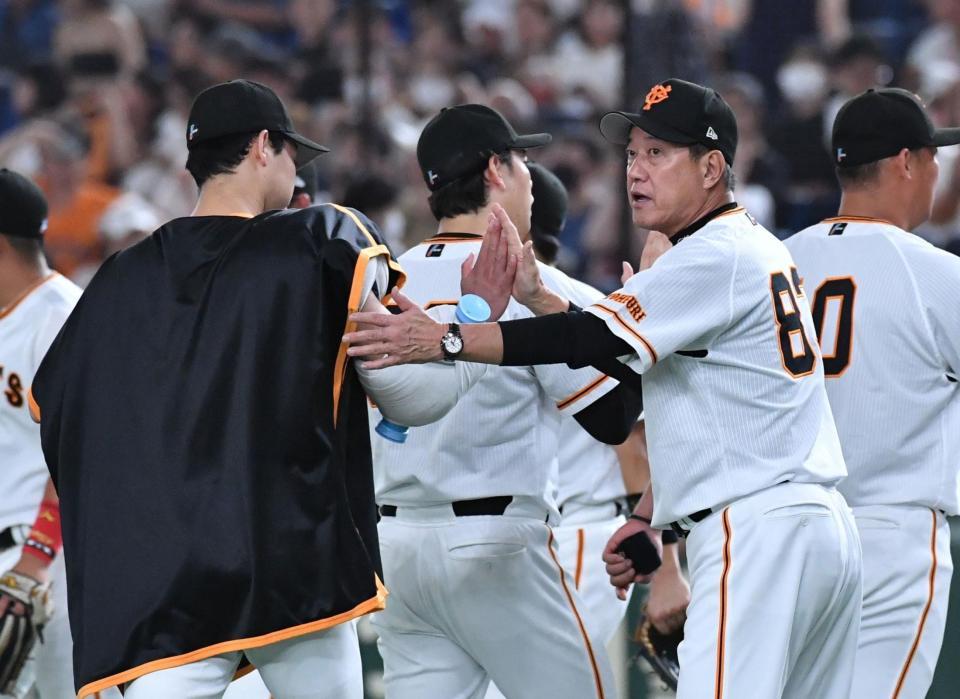 　山崎伊を出迎える原監督（撮影・佐々木彰尚）