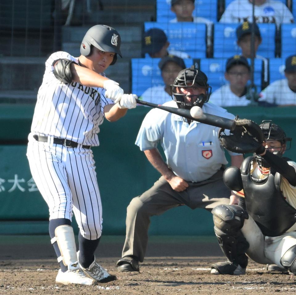 　９回、中前打を放つ九州国際大付・佐倉侠史朗（撮影・伊藤笙子）