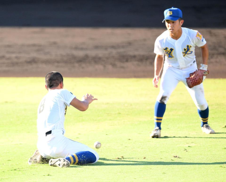 　２回、仙台育英・湯浅桜翼の打球でお見合いし、適時２点二塁打にしてしまう聖光学院の中堅手・三好元気（左）と二塁手・西本颯汰（撮影・伊藤笙子）