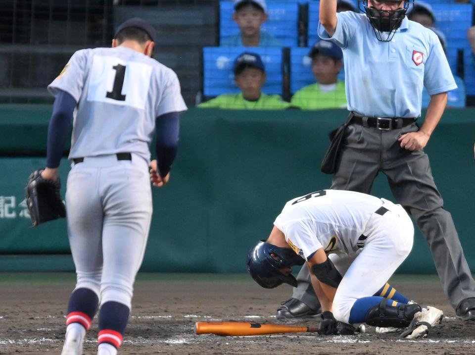 　９回、空振り三振に倒れて試合終了となり、その場に崩れ落ちる聖光学院・松尾学武（撮影・伊藤笙子）