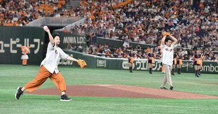 　ダブル始球式を務めた田臥勇太（左）と福岡堅樹氏（撮影・佐々木彰尚）