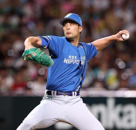 　ソフトバンク打線を相手に力投する上原（撮影・栗木一考）