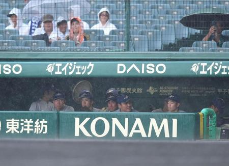 　８回、降雨中断でベンチで待機する佐々木麟太郎（右から２人目）ら花巻東ナイン（撮影・開出牧）