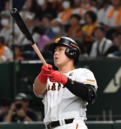 　８回、岡本和は左越えにソロを放つ（撮影・佐々木彰尚）