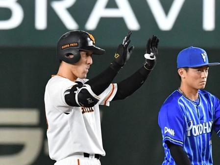 ７回裏巨人、１死二塁、適時二塁打を放った代打・梶谷隆幸＝東京ドーム（撮影・佐々木彰尚）