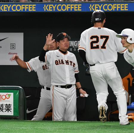 ７回裏巨人、１死二塁、代打・梶谷隆幸の右翼線適時二塁打で二塁走者の代走・岸田行倫が生還。出迎える原辰徳監督＝東京ドーム（撮影・佐々木彰尚）