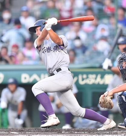 　８回、勝ち越しの左前適時打を放つ千葉柚樹（撮影・開出牧）