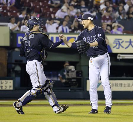 　楽天に勝利し、握手するオリックスの捕手若月（左）と平野佳＝楽天モバイルパーク