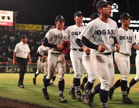 　タイブレークで逆転サヨナラ負けを喫し引き揚げる山田渓太（後方左）ら大垣日大ナイン（撮影・開出牧）