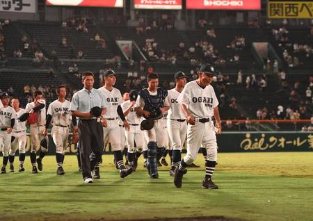 　タイブレークで逆転サヨナラ負け。悔しさをにじませながら引き揚げる阪口慶三監督（右手前）ら大垣日大ナイン（撮影・開出牧）