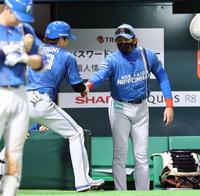 　５回、スリーバントを決めた伏見（左）を出迎える新庄監督