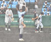 　８回、突然の豪雨で中断となる（撮影・中田匡峻）