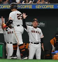 　８回、ソロを放った岡本和を出迎える原監督（撮影・佐々木彰尚）