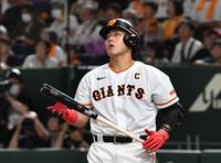 　８回、岡本和は左越えにソロを放つ（撮影・佐々木彰尚）