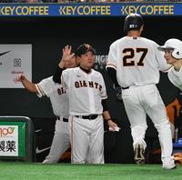 ７回裏巨人、１死二塁、代打・梶谷隆幸の右翼線適時二塁打で二塁走者の代走・岸田行倫が生還。出迎える原辰徳監督＝東京ドーム（撮影・佐々木彰尚）
