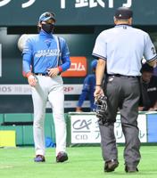 　７回、投手交代を告げる新庄監督