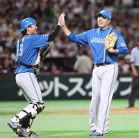 　９回を締め、伏見（左）とハイタッチする田中正