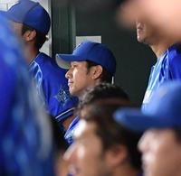 　ベンチで厳しい表情を見せる三浦監督（撮影・佐々木彰尚）