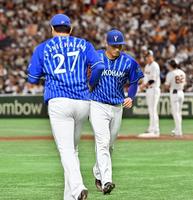 　２回途中、降板する石田。左は２番手の上茶谷