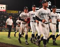 　タイブレークで逆転サヨナラ負けを喫し引き揚げる山田渓太（後方左）ら大垣日大ナイン（撮影・開出牧）