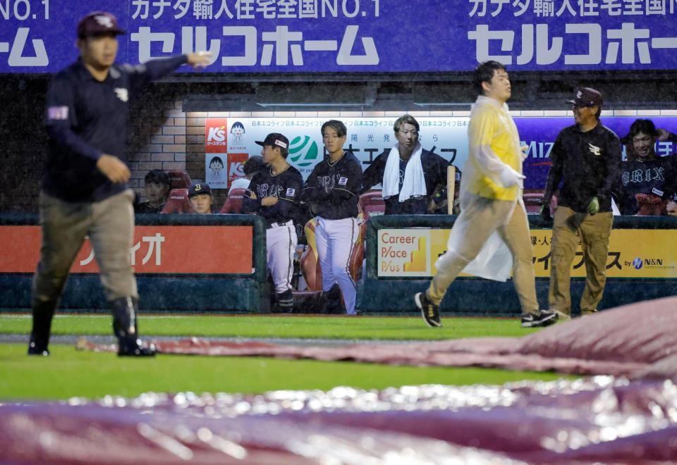 　雨脚が強まるグラウンドを見つめるオリックスナイン