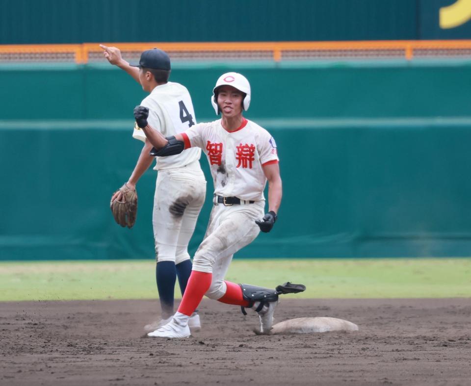 　５回、勝ち越しの２点二塁打を放ち喜ぶ智弁学園・河原崎（撮影・石湯恒介）