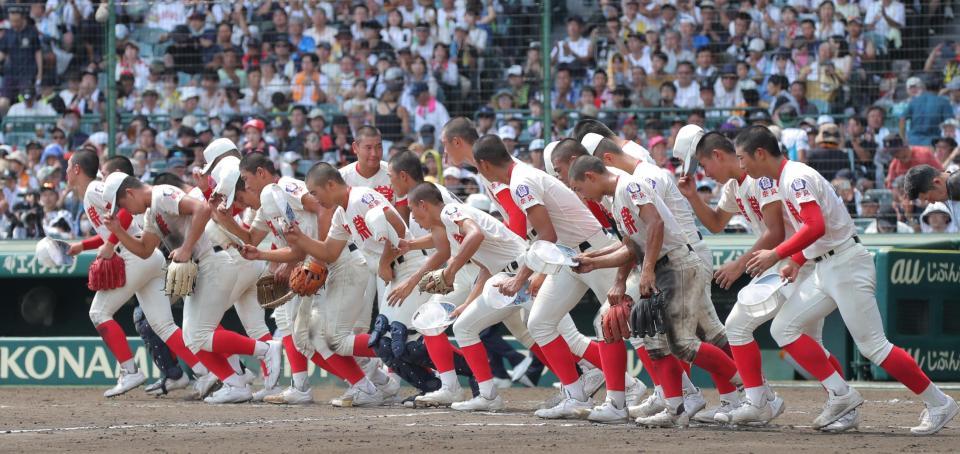 　徳島商に快勝し、アルプスへあいさつに向かう智弁学園ナイン