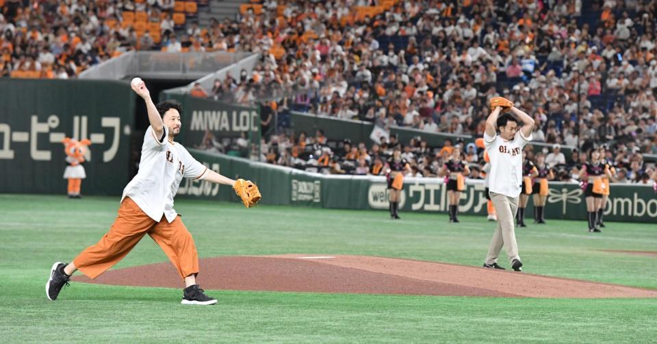 　ダブル始球式を務めた田臥勇太（左）と福岡堅樹氏（撮影・佐々木彰尚）