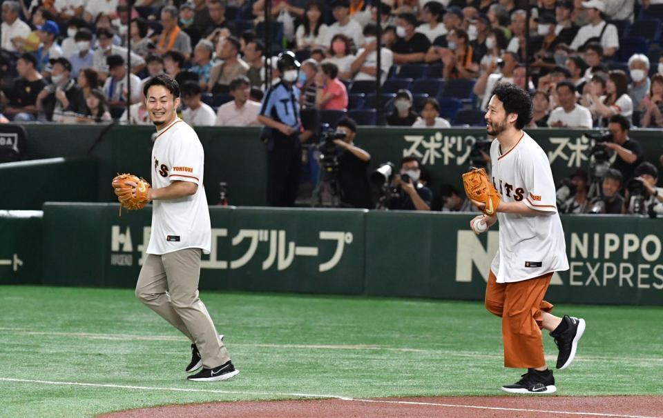 　ダブル始球式に向かう福岡堅樹氏（左）と田臥勇太（撮影・佐々木彰尚）