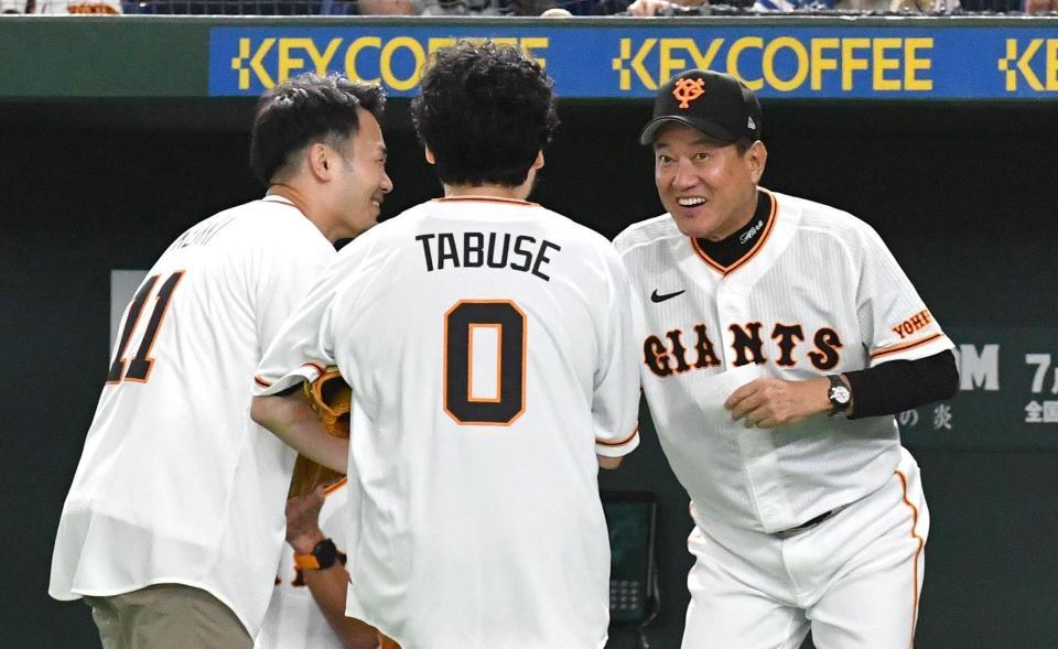 　ダブル始球式を務めた福岡堅樹氏（左）、田臥勇太と握手をする原監督（撮影・佐々木彰尚）