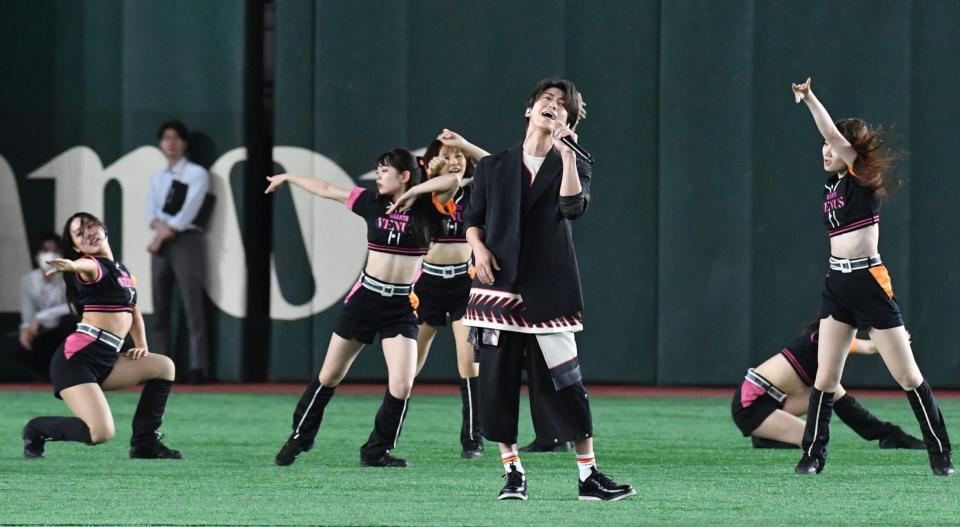 　イメージソングを披露する亀梨和也（撮影・佐々木彰尚）