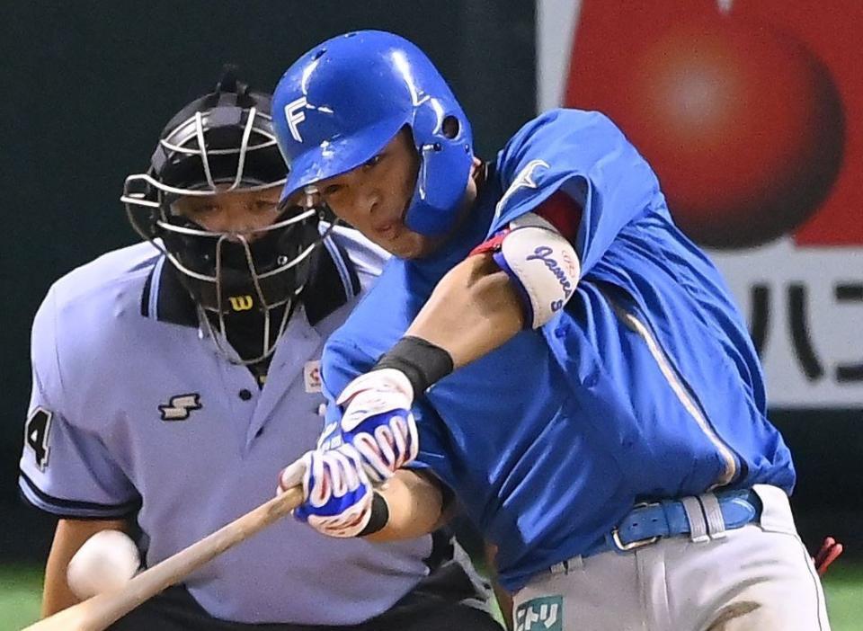 　８回、左越えに１１号２ランを放つ野村