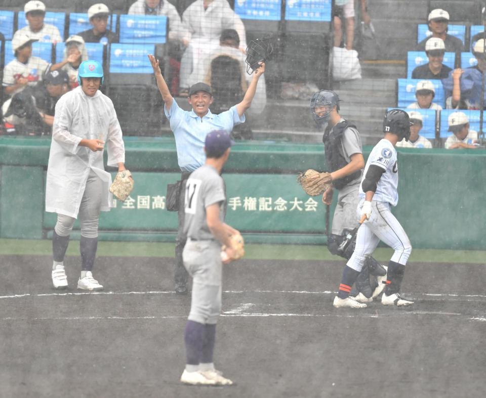 　８回、突然の豪雨で中断となる（撮影・中田匡峻）