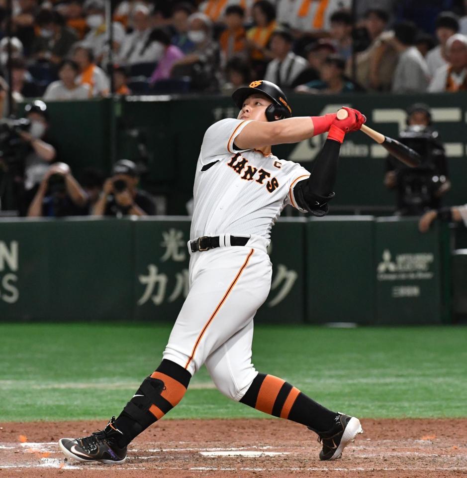 　８回、岡本和は左越えにソロを放つ（撮影・佐々木彰尚）