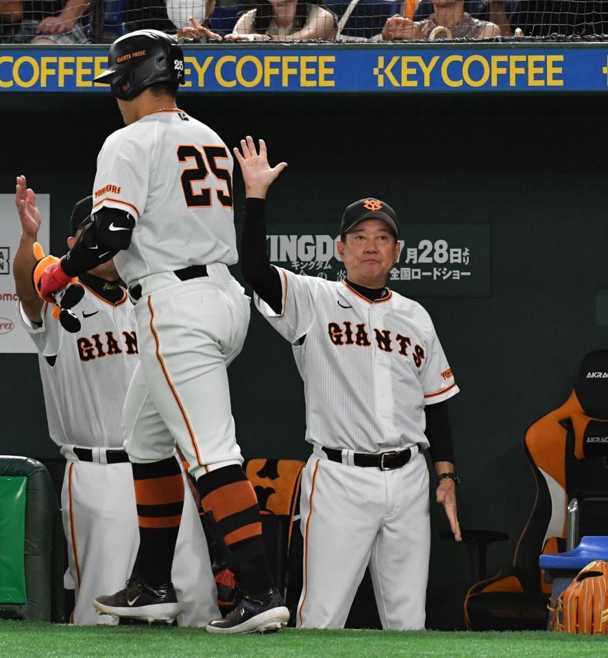 　８回、ソロを放った岡本和を出迎える原監督（撮影・佐々木彰尚）