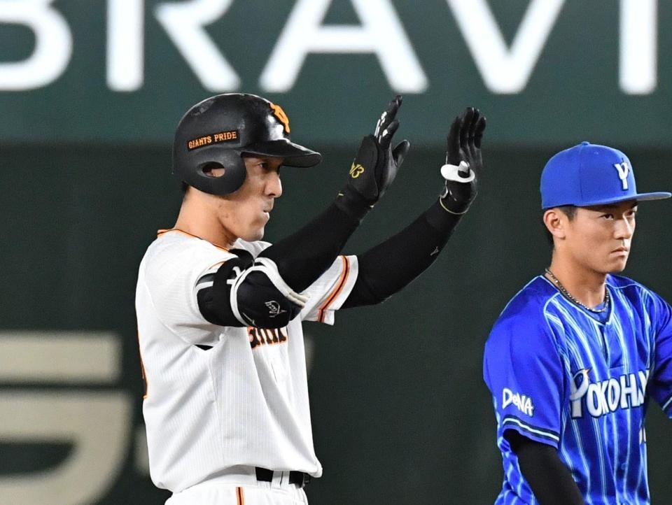 ７回裏巨人、１死二塁、適時二塁打を放った代打・梶谷隆幸＝東京ドーム（撮影・佐々木彰尚）