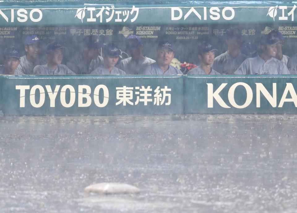 　土砂降りのグラウンドを見つめる花巻東・佐々木麟太郎（右から３人目）＝撮影・中田匡峻