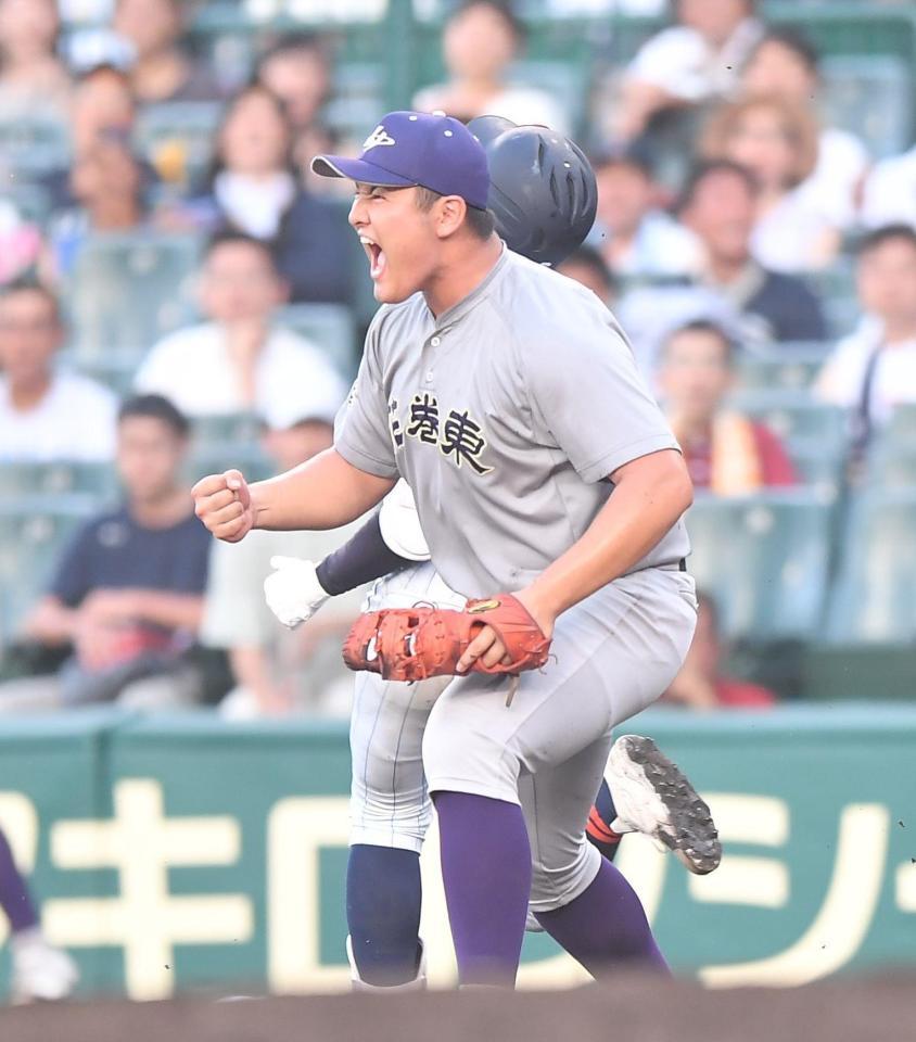 　９回、ピンチをかわし雄たけびを上げる花巻東・佐々木麟太郎（撮影・開出牧）