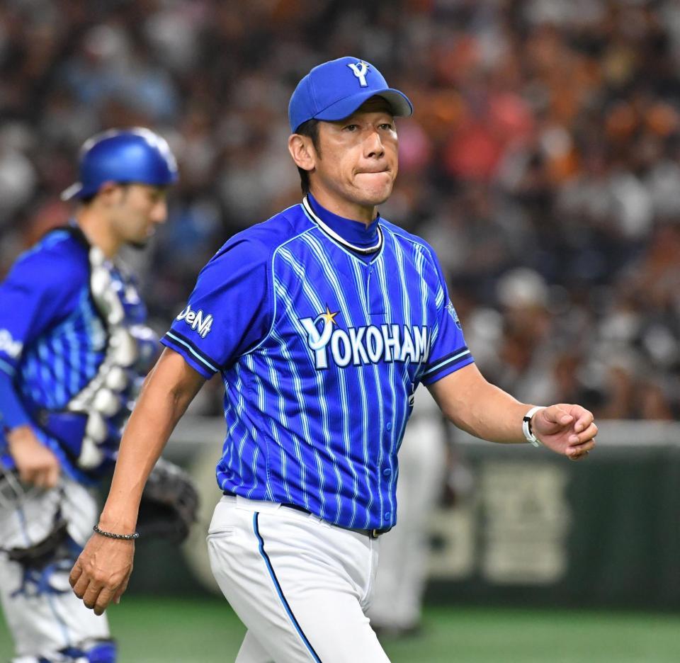 　２回、石田の降板を告げた三浦監督（撮影・佐々木彰尚）